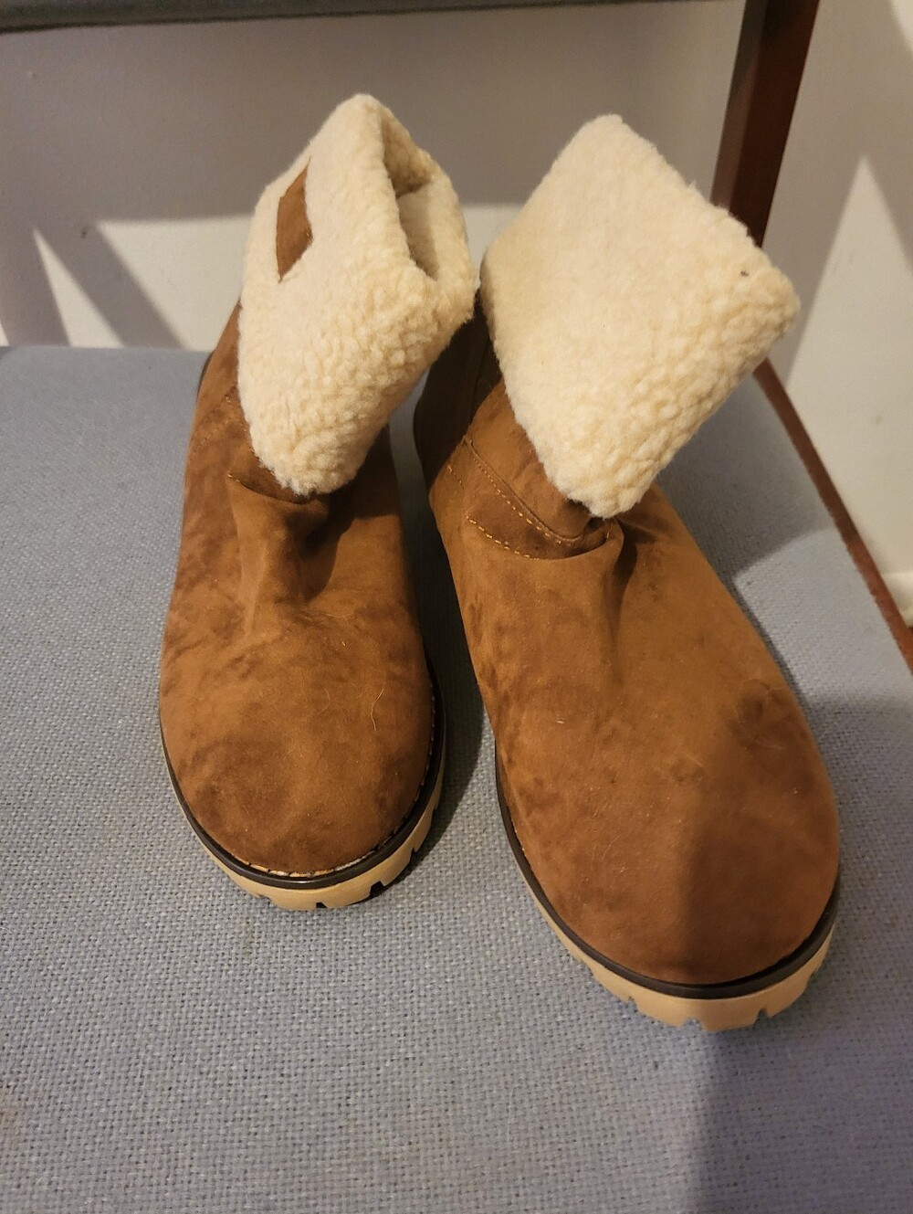 Source Unknown Chestnut Brown Suede Ankle Boots with Cream Shearling
